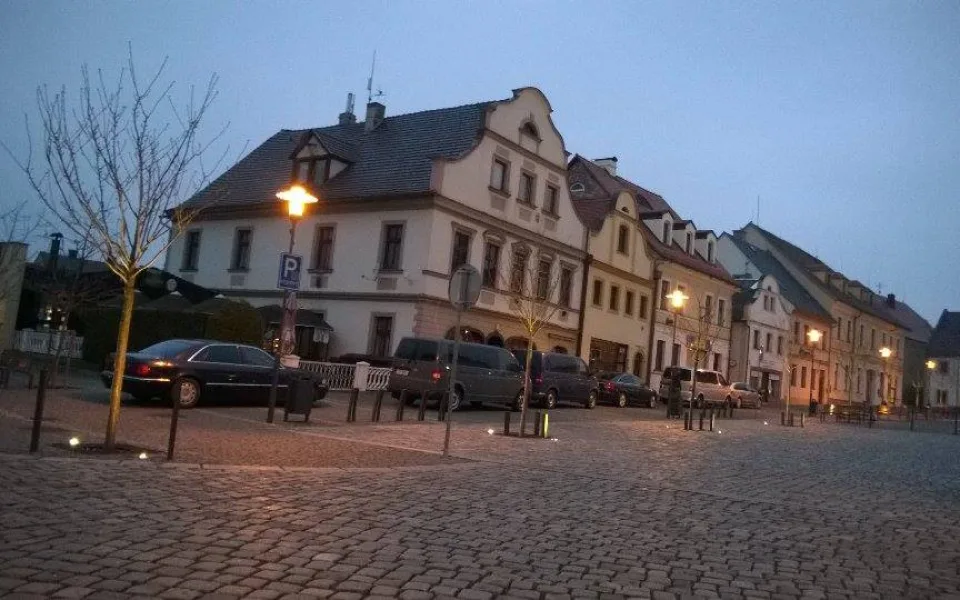 Neoznačená policejní vozidla obsadila náměstí v Hrádku nad Nisou. Foto: Pavel Motl