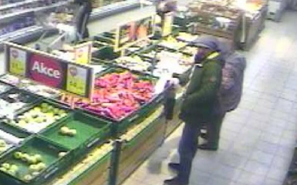 Poznáváte tohohle zloděje? Na Kunratické okradl stařenku. Foto: Policie ČR