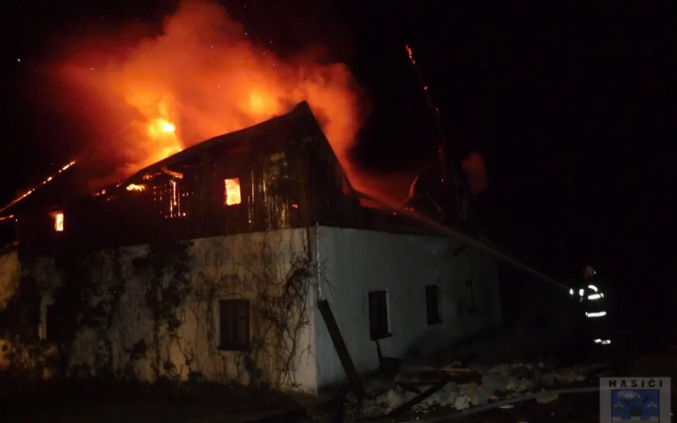 Milionovou škodu nejspíš způsobila závada ne televizi. Foto: Hasiči Hrádek nad Nisou