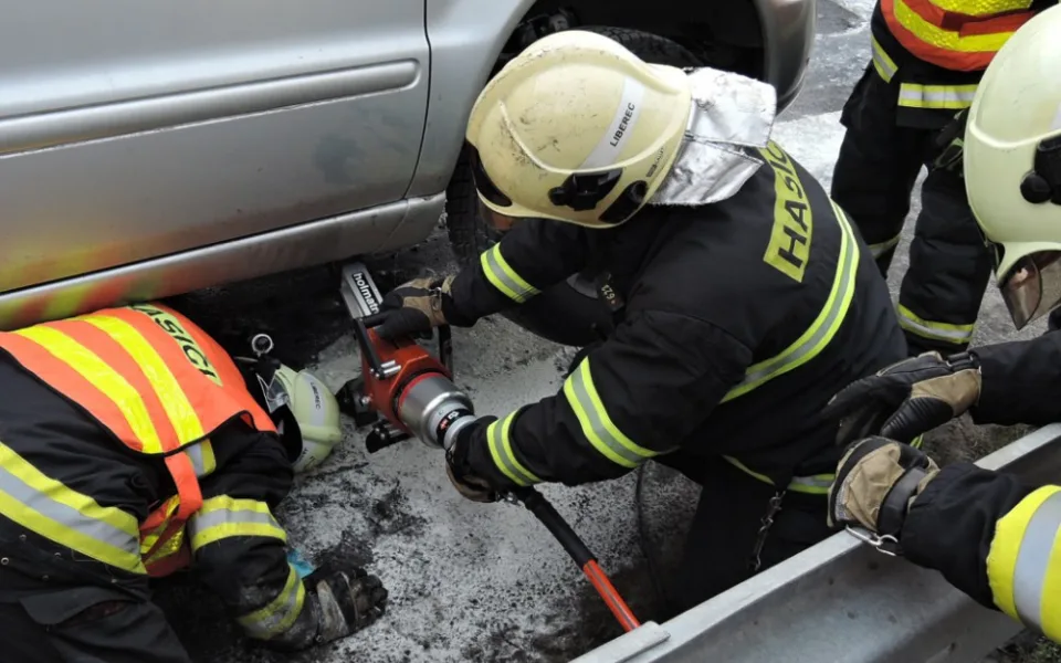 Na výpadovce začalo hořet auto. Foto: HZSLK