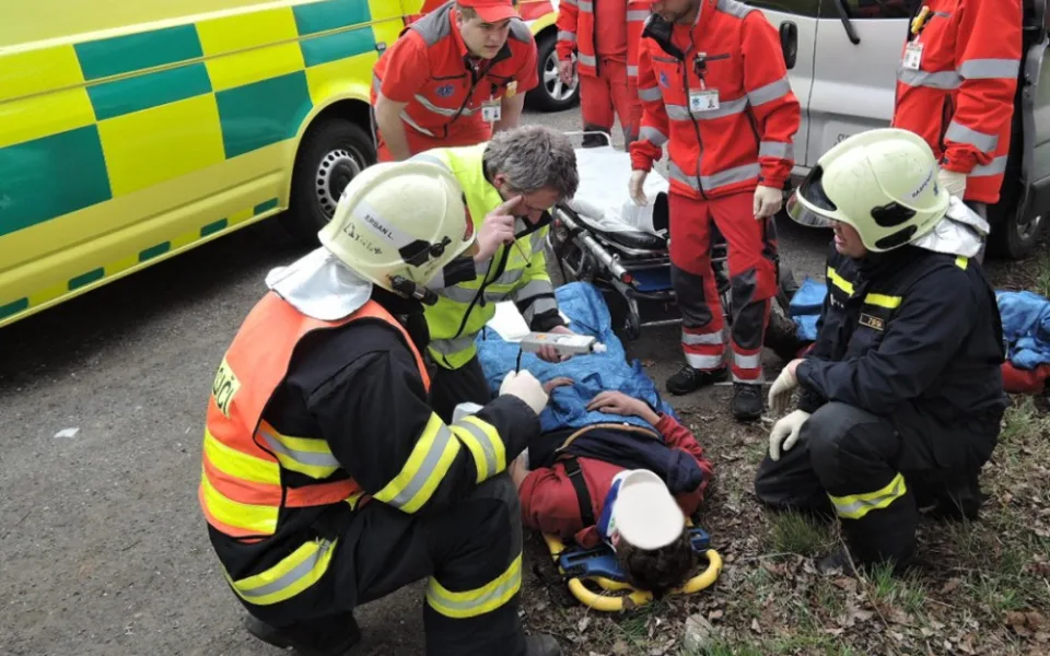 V Hajništi se převrátil traktor. Tříčlenná posádka se zranila. Foto: HZSLK