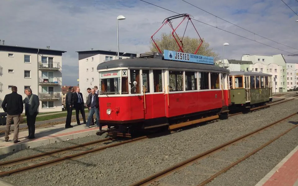 Historická tramvaj 6MT táhnoucí nově zrekonstruovaný vlečný vůz z roku 1932. Foto: Michael Daněk