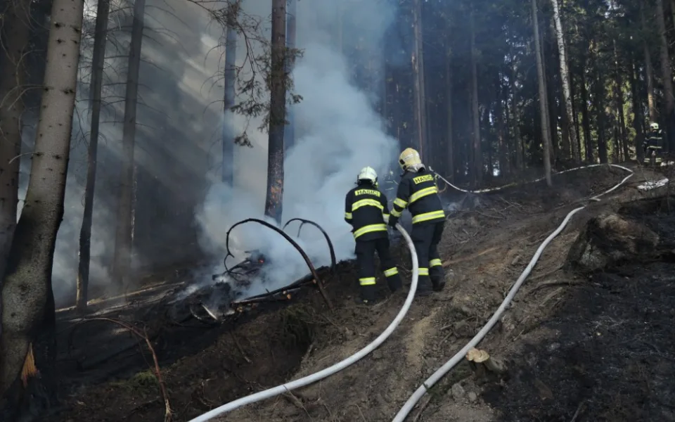 Další požár hektaru lesa, sucho nahrává lesním požárům. Foto: HZSLK