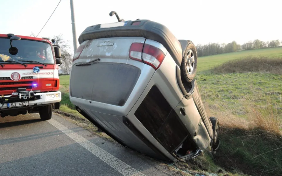 U Frýdlantu havarovalo auto. Řidiče transportoval vrtulník. Foto: HZSLK