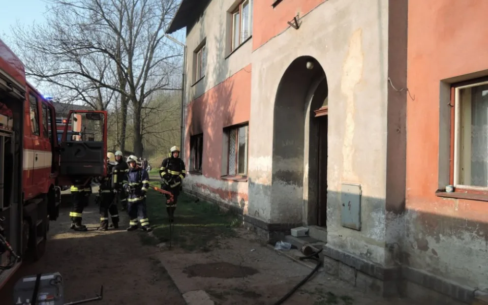 Při požáru domu se škodlivin nadýchalo osm lidí. Foto: HZSLK
