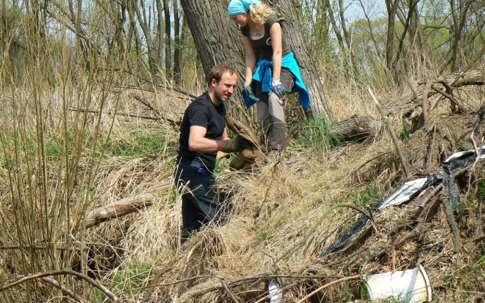 Při úklidu řeky na Liberecku našli dobrovolníci fotbalovou branku. Foto: JJHS
