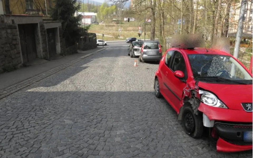 Řidička si spletla pedály a nabourala další dvě auta. Foto: Policie ČR