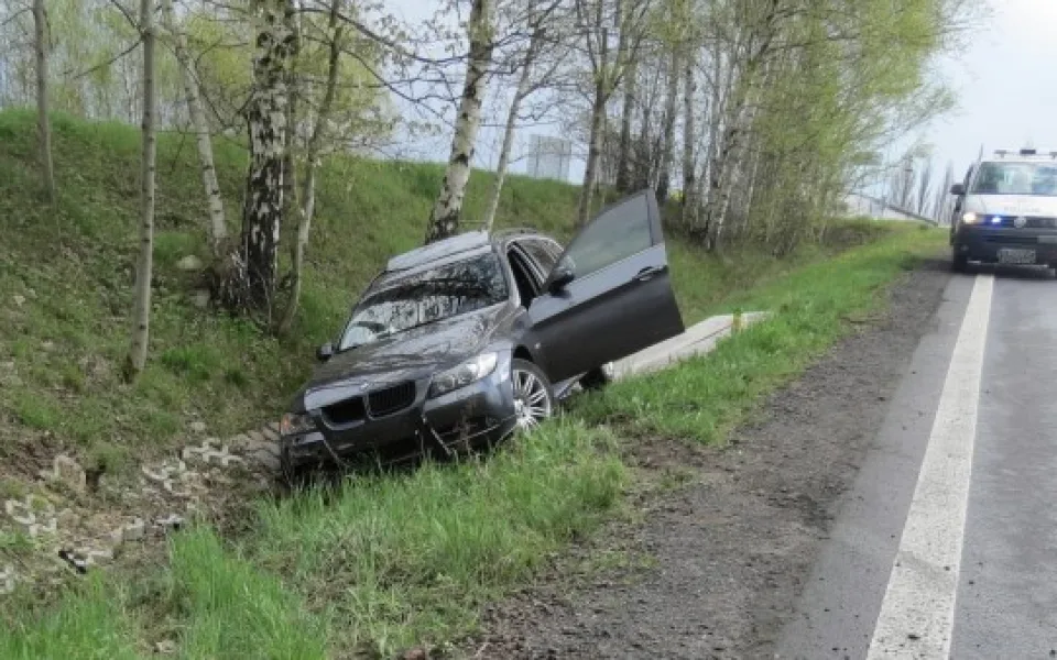 Bavorák dostal na sjezdu z rychlostky smyk, skončil v příkopě. Foto: Policie ČR