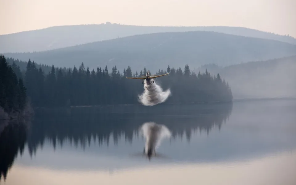V Jizerských horách se po dvou letech opět vápní přehrada Souš. Foto: Zbyněk Tomík