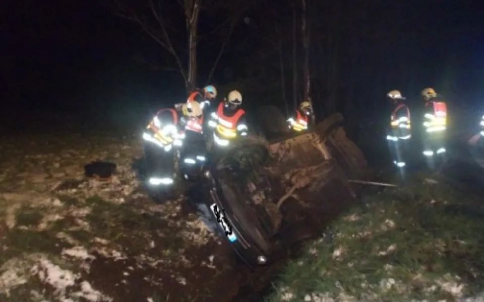 Na Albrechťáku havarovalo auto plné Poláků. Foto: Hasiči Frýdlant