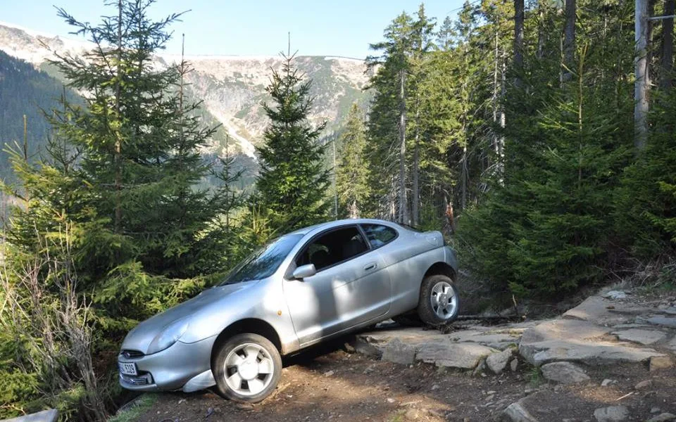 Řidič zasekl svůj Ford na hřebeni Krkonoš. Foto: KRNAP