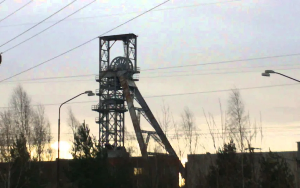 V Hamru na Jezeře začali dnes bourat 47 metrů vysokou důlní věž. Foto: Youtube