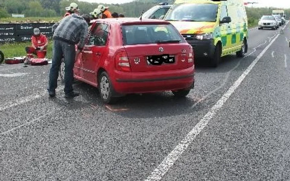 Senior zranil motocyklistu a jeho spolujezdkyni. Foto: Policie ČR