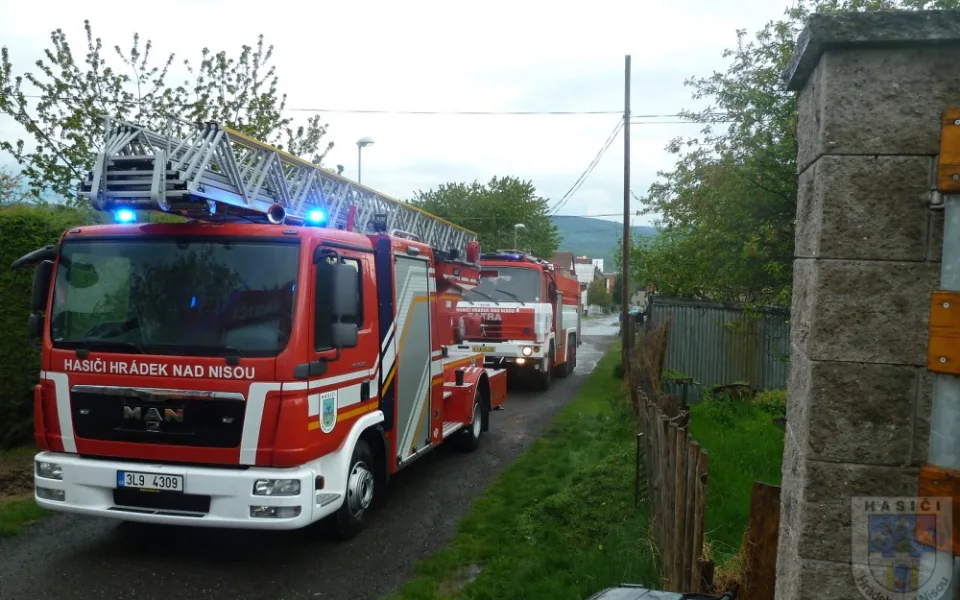 Blesk udeřil do antény domu a zapálil elektroinstalaci. Foto: Hasiči Hrádek nad Nisou