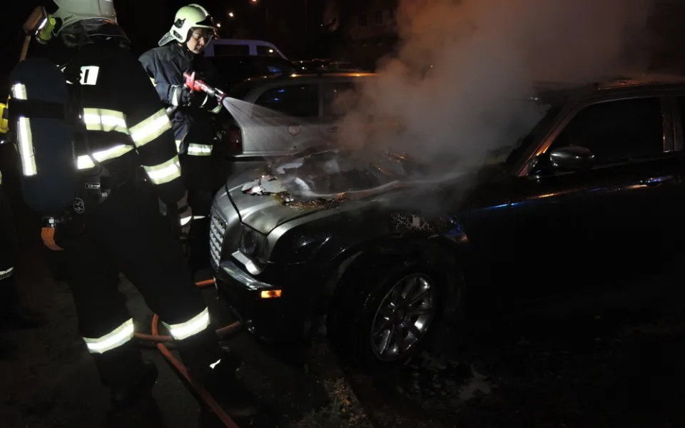 Žhář zapálil na sídlišti Broumovská luxusní Chrysler. Foto: HZSLK