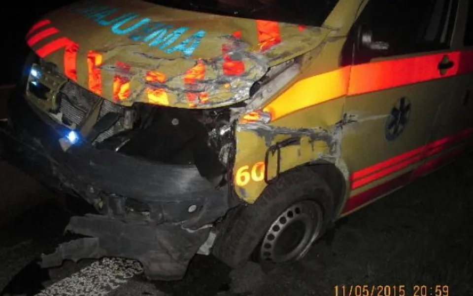 Dvoučlenná posádka sanity se při nehodě lehce zranila. Foto: Policie ČR