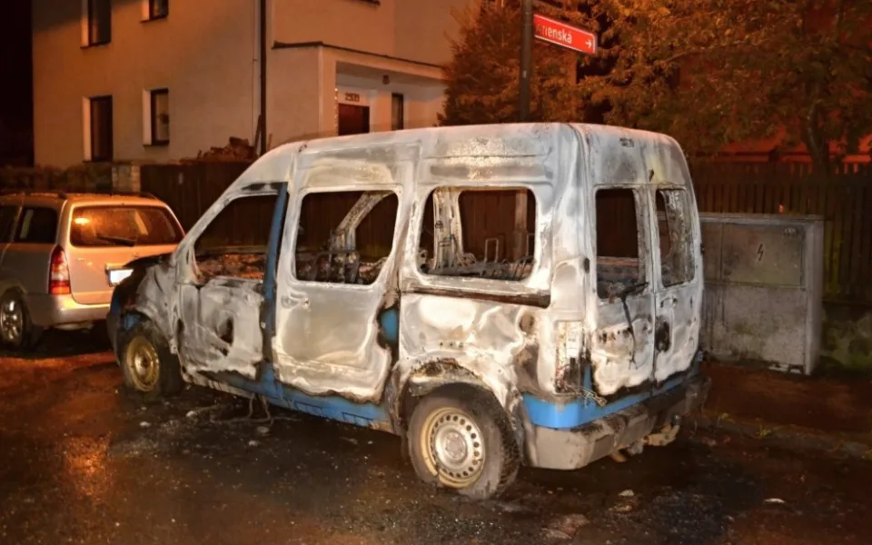 V České Lípě hořela časně ráno tři auta, někdo je zřejmě zapálil. Foto: HZSLK