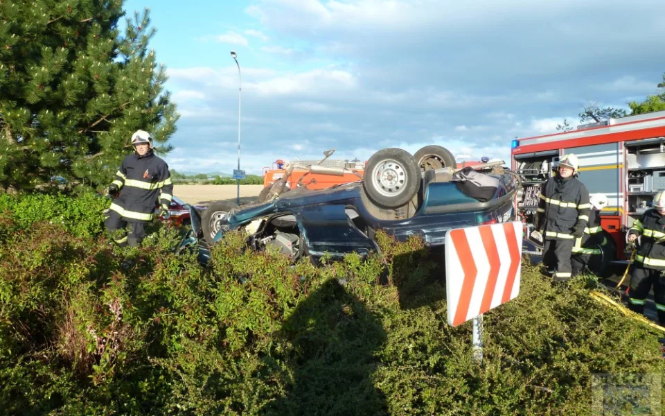 Po nárazu do kruháče zemřel jeden člověk. Foto: Hasiči Hrádek nad Nisou