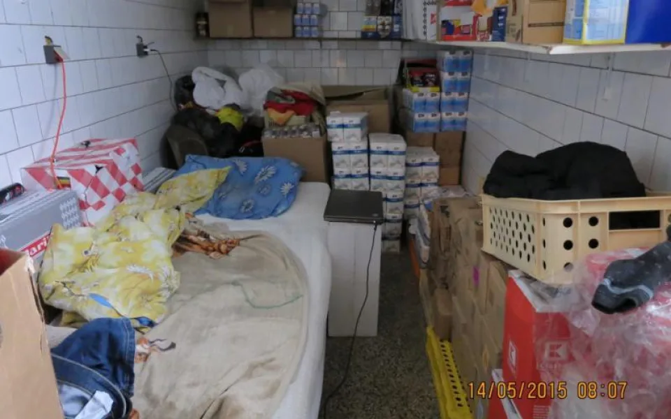 Inspekce zavřela samošku na Frýdlantsku. Majitel spal mezi zbožím