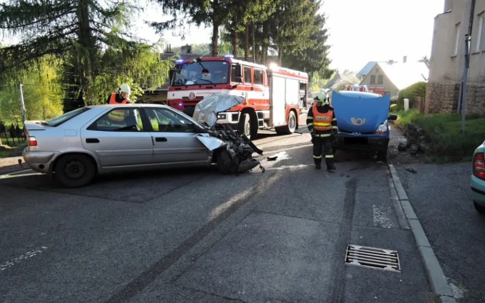 Pošťačka nabourala do protijedoucího auta, jeho řidič z místa utekl