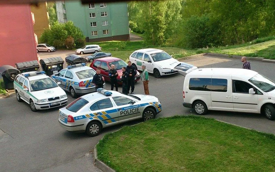Police zasahující v ulici U Sila. Foto: čtenář Drbny