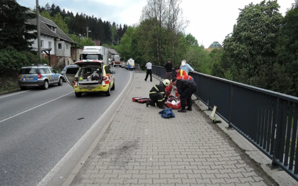 Ve Smržovce vjelo auto na chodník a zranilo matku s dítětem