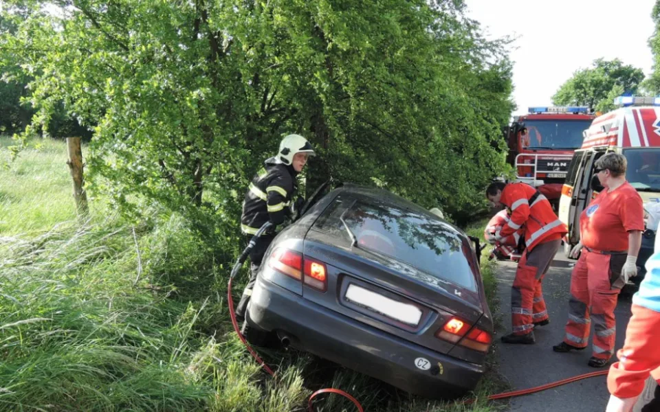 Poraněného řidiče museli za Turnovem vystříhávat hasiči. Foto: HZSLK