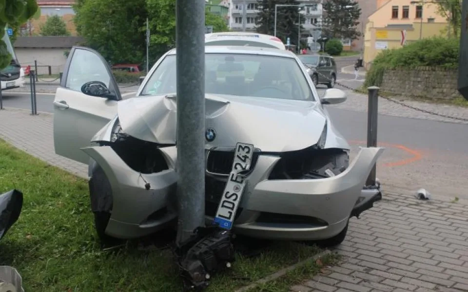 Řidič BMW si spletl pedály, zastavila ho až lampa u silnice. Foto: Policie ČR