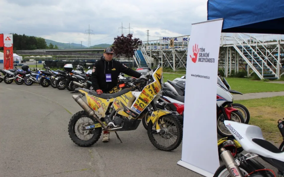 Na Autodromu v Sosnové se 60 motocyklistů učilo, jak "přežít"