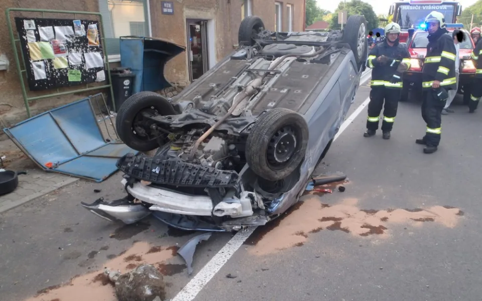 Zfetovaný polský "neřidič" otočil ve Vísce na střechu své auto. Foto: Hasiči Frýdlant. Foto: Hasiči Frýdlant