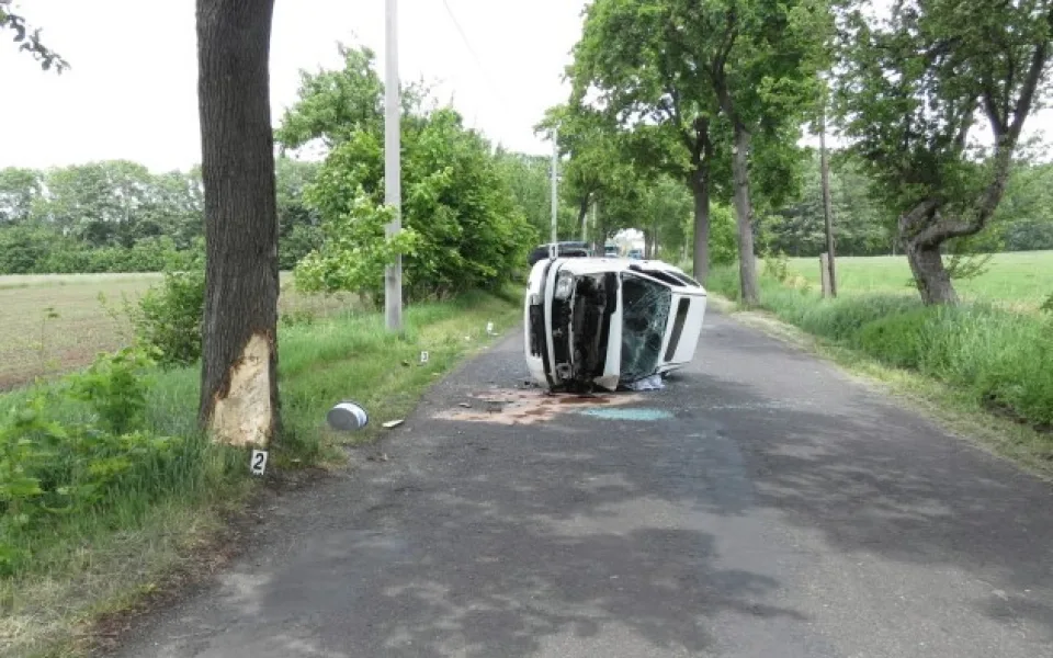 Řidička nabourala do stromu, její auto skončilo na boku. Policie ČR