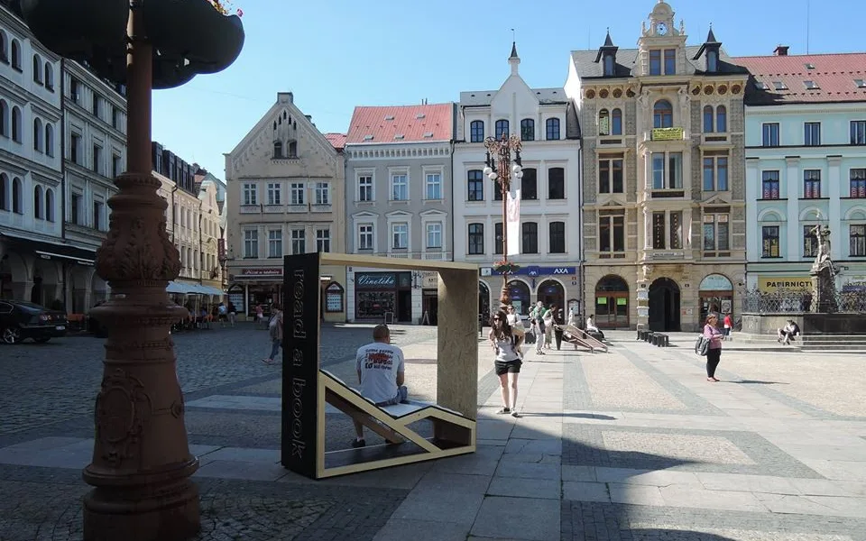 Odpočiňte si, na náměstí před radnicí jsou lehátka od studentů. Foto: Facebook
