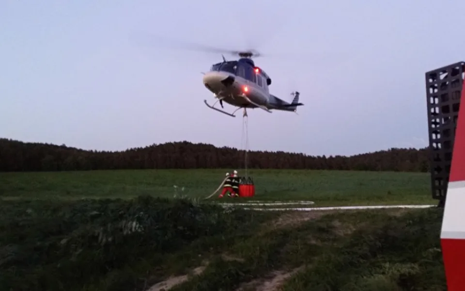 Hasiči už druhým dnem likvidují požár na dvou hektarech lesa. Foto: HZSLK