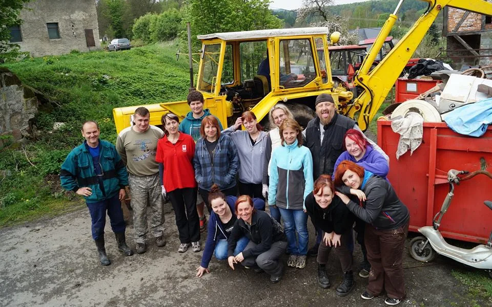 Pracovní zapálení při úklidu nové sociální farmy. Foto: Facebook 