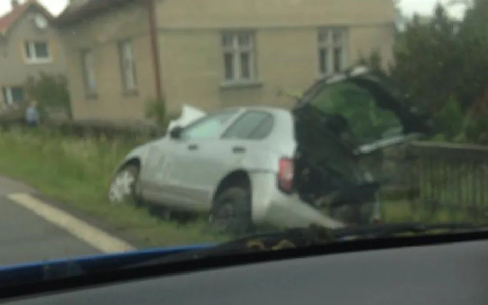 Nehoda v Mníšku. Foto: čtenář Drbny