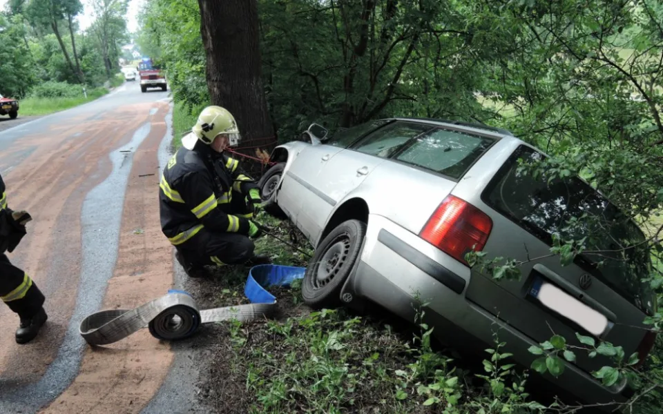 Nehoda na rozlité naftě. Foto: HZSLK