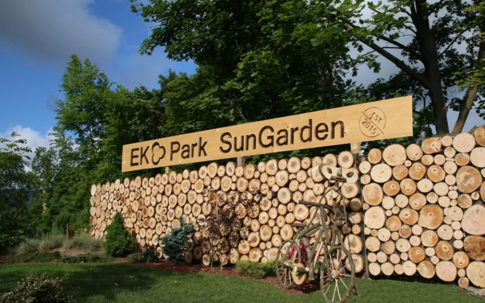 Piknikové paloučky nebo domečky na stromech. V Liberci vzniká unikátní park