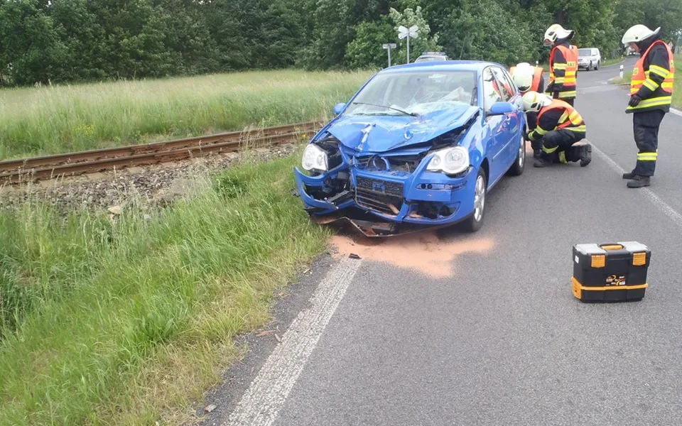 Střet osobního vozu s vlakem zastavil provoz na Frýdlantsku. Foto: Hasiči Frýdlant