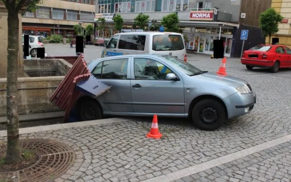 Řidičce ujelo auto, srazilo lavičku a zastavilo se o kašnu. Foto: Policie ČR