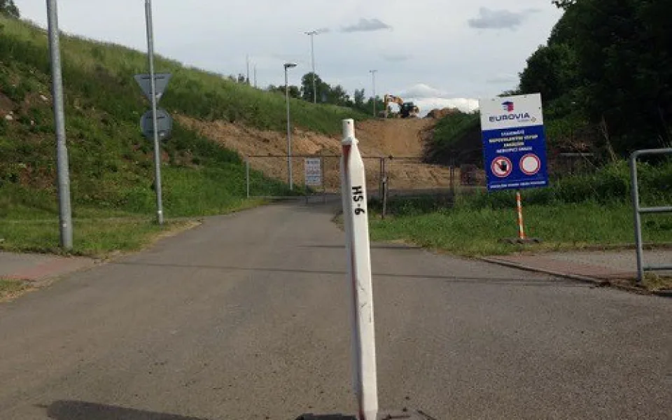 Stavba nové nájezdové rampy z průmyslové zóny Sever na silnici I/35 je v plném proudu.