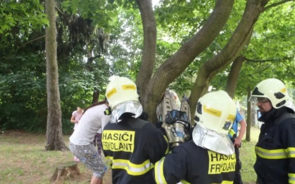 Dívenku zaseklou mezi větvemi museli vyprostit hasiči. Foto: Hasiči Frýdlant