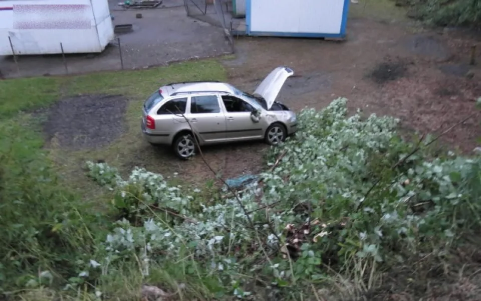 Řidička dostala ve Stráži smyk, auto otočila přes střechu ze srázu