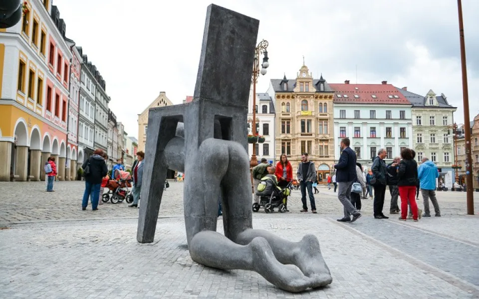 Před radnicí v je nová socha - postava spojená s židlí. Foto: Jan Král