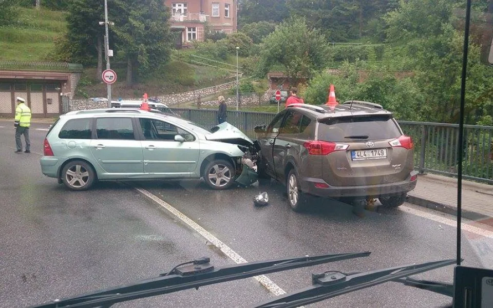 Provoz v Jablonci blokuje střet dvou osobních aut. Foto: čtenář Drbny