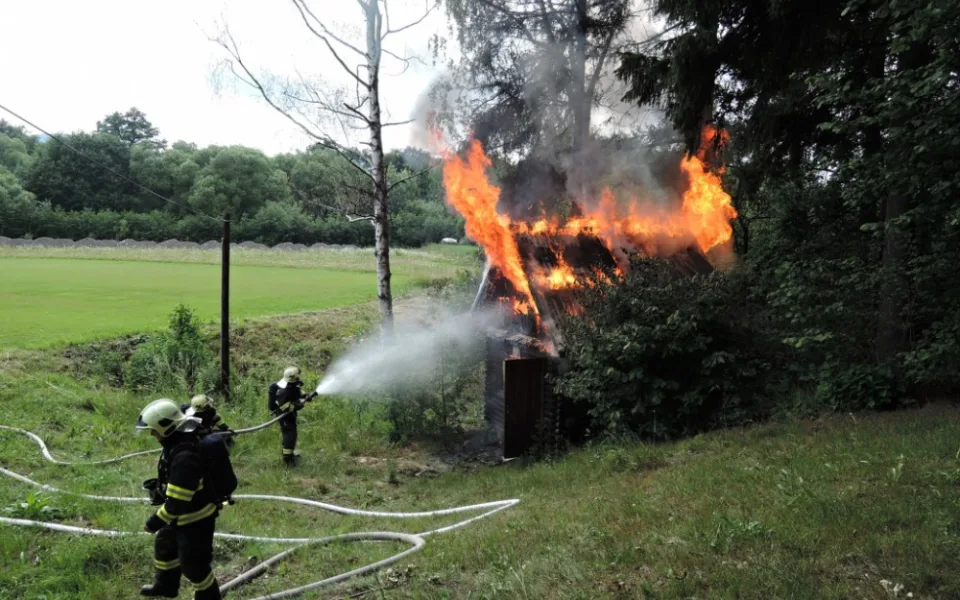Závada na elektroinstalaci zapálila chatu ve Vesci. Foto: HZSLK