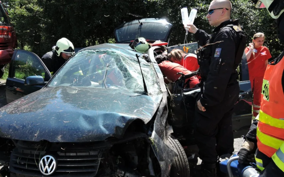 Vážně poraněného řidiče museli z Golfu vyprostit hasiči. Foto: HZSLK