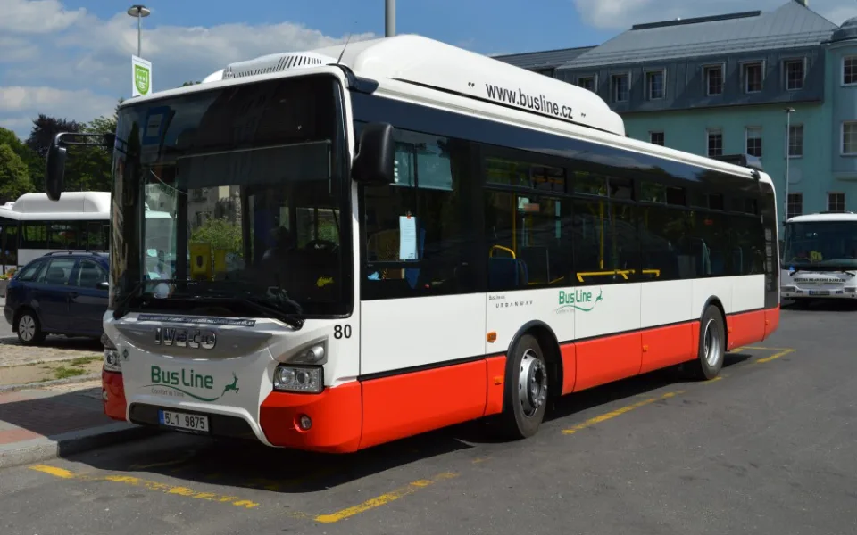 Ulice Jablonce brázdí od června nové autobusy. Foto: BusLine