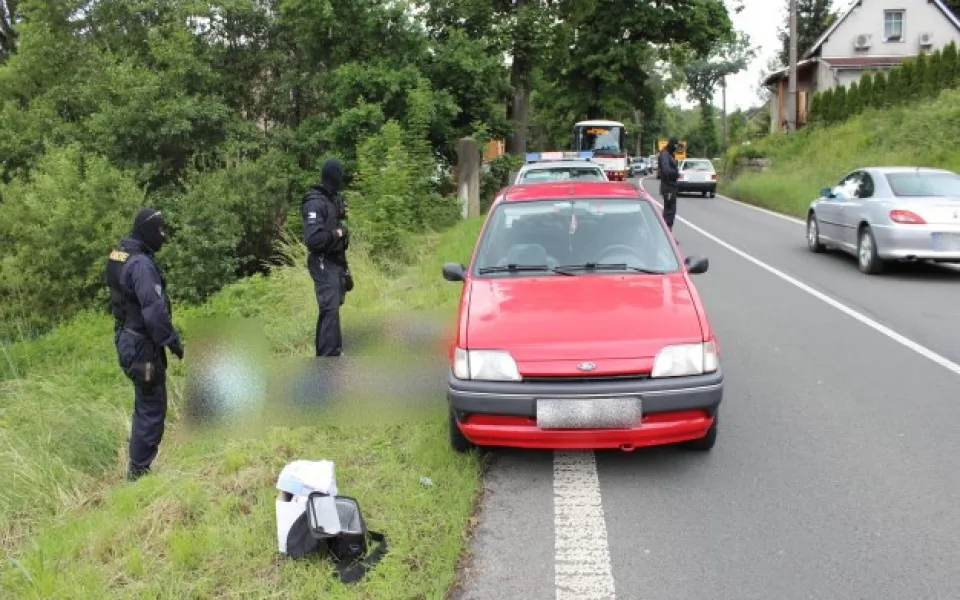 Zakuklenci si v Mníšku počíhali na drogového dealera. Foto: Policie ČR