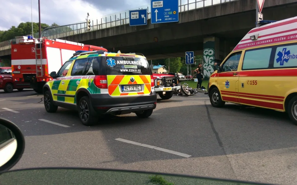U viaduktu se střetlo auto s motocyklem. Foto: Malý Ptica