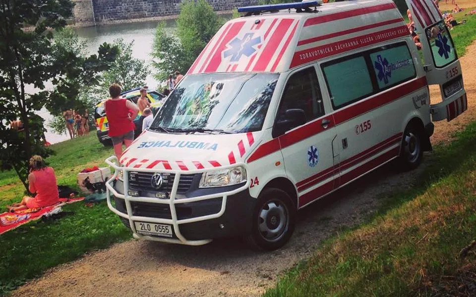 Na Fojtce se vážně poranil muž, skočil do mělké vody